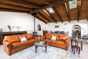 Hot Tub Outdoor Gas Fire Pit Minutes From Downtown and Hikes Red Rock Views!